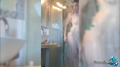 Baby mat engem Juicy Hënneschten Masturbéiert an der Dusch