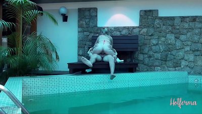 Boss invitéiert Déngschtmeedchen an de Pool, mee konnt net engem waarm widderstoen